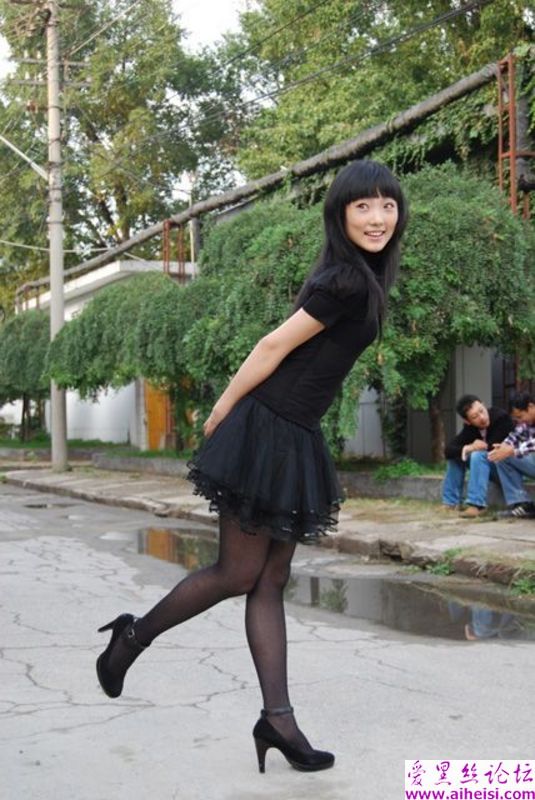 黑裙黑丝