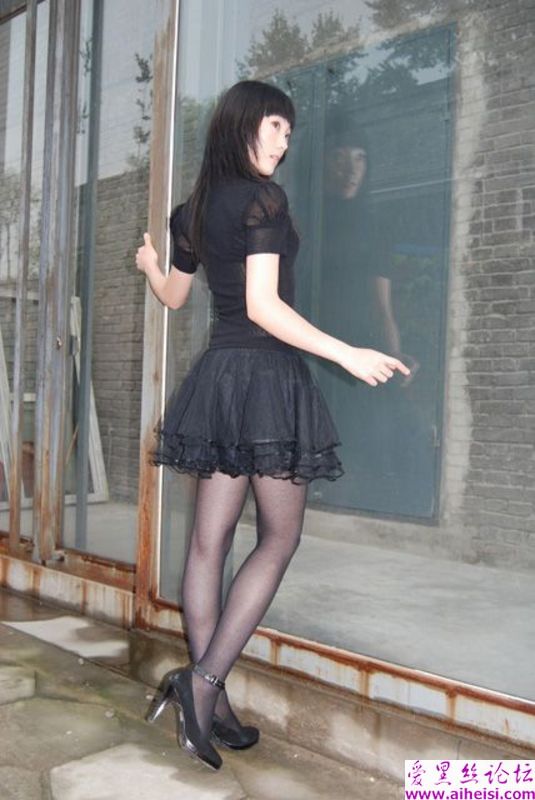 黑裙黑丝