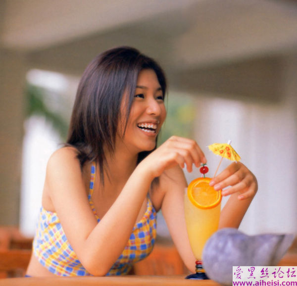 侯湘婷-性感尽展熟女风姿的图片