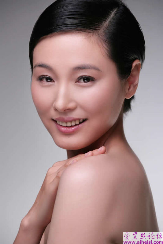 台湾第一美女主播侯佩岑最新写真图片