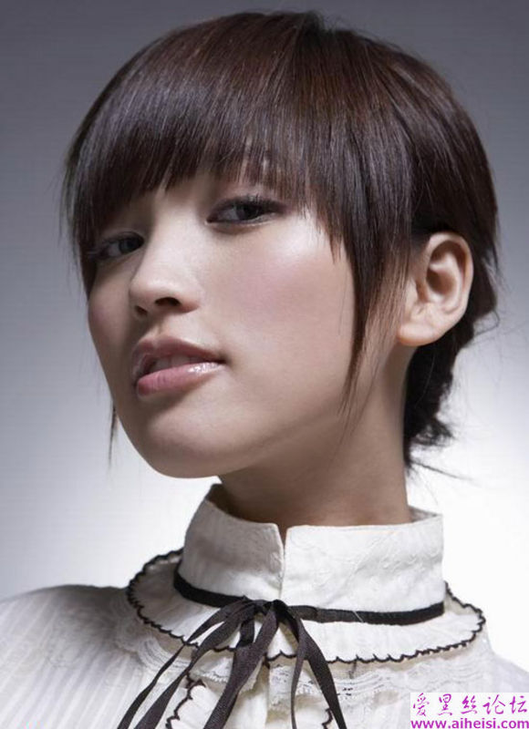 电影《命运呼叫转移》中的女主角金莎写真图片