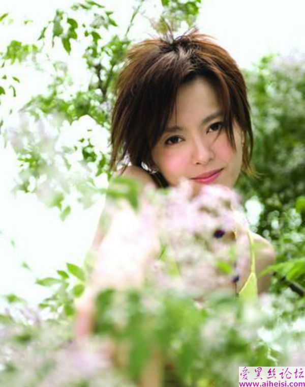 笑得像蜜一样甜的粱咏琪写真