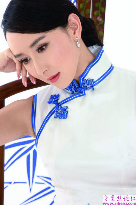 胡静最新唐装写真组图