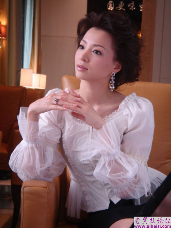 著名央视美女主持人董卿写真图片