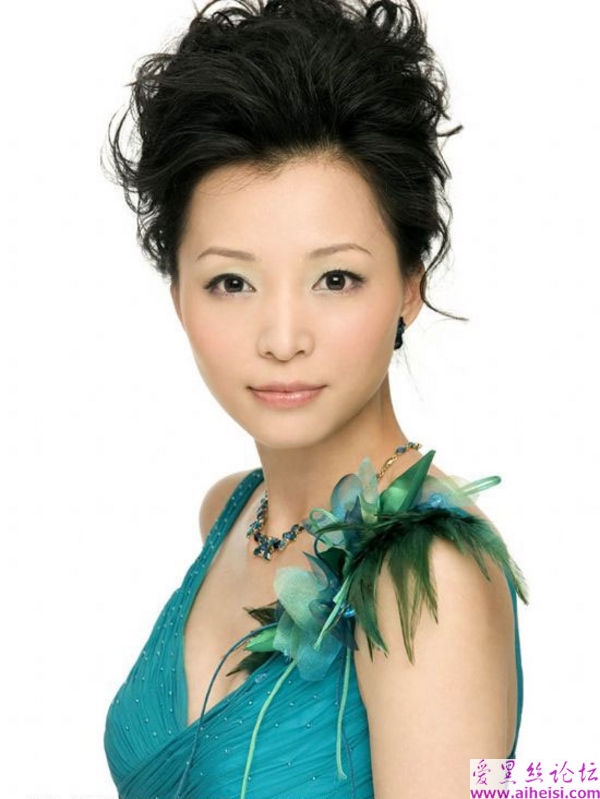 著名央视美女主持人董卿写真图片