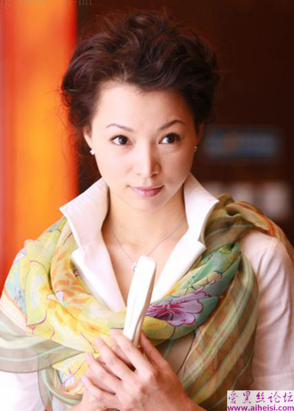 著名央视美女主持人董卿写真图片