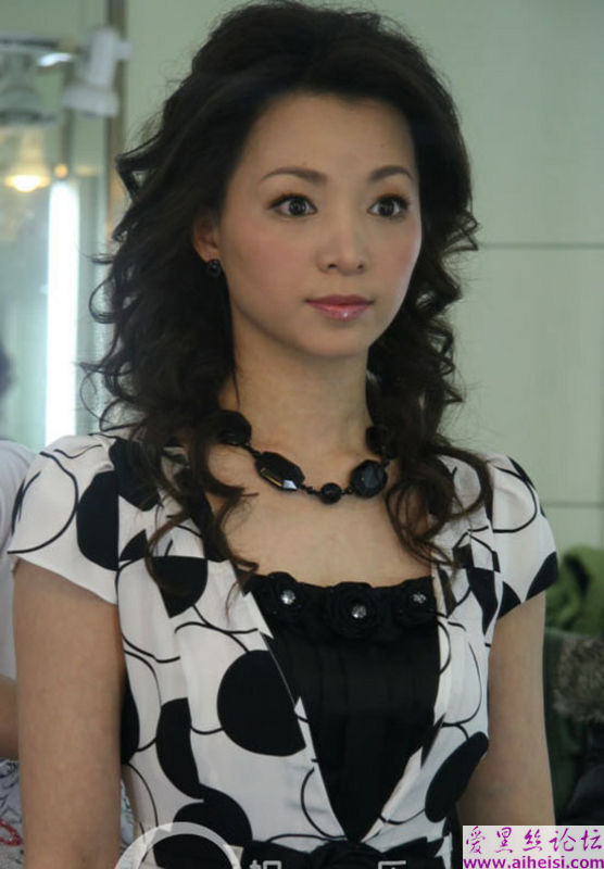 著名央视美女主持人董卿写真图片