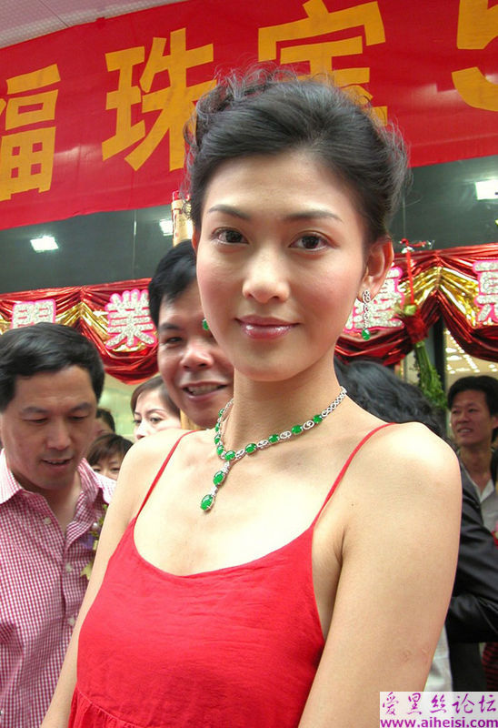 香港明星李彩桦出席商业活动时的高清数码现场图片