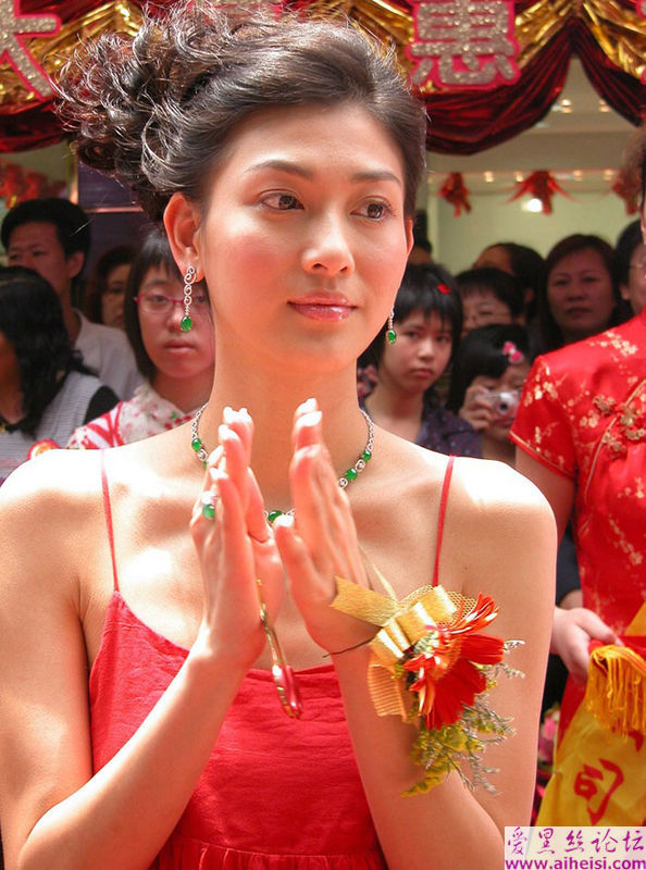 香港明星李彩桦出席商业活动时的高清数码现场图片