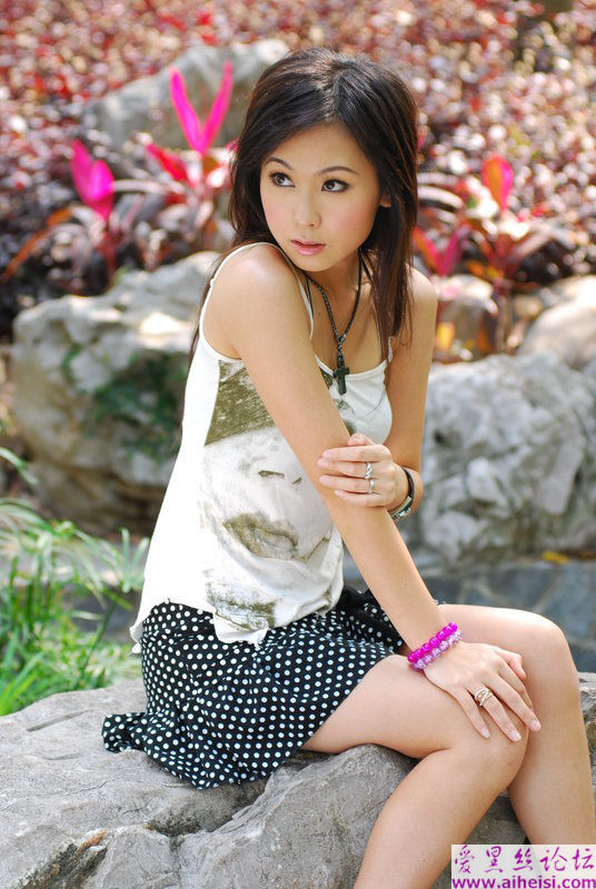 一位端庄的中国大眼睛姑娘