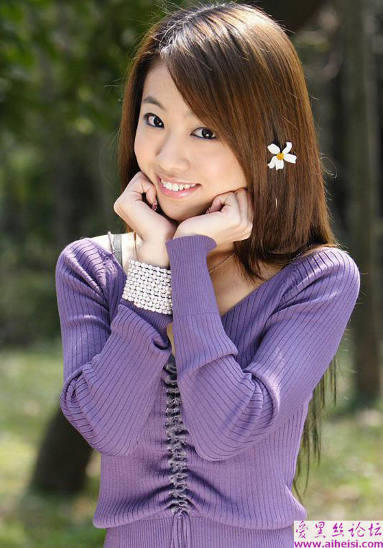 一朵小花映女孩美丽动人
