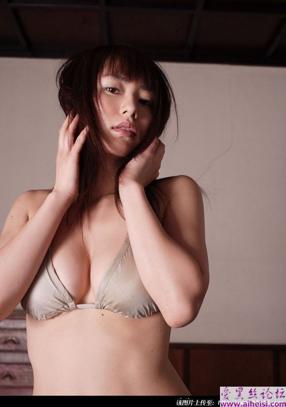 三點式酷酷美女