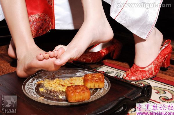 不寻常的姐妹互舔脚趾