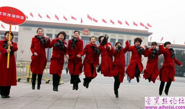两会会场的美丽礼仪小姐