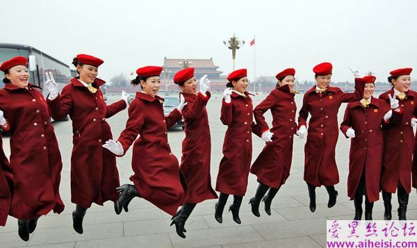 两会会场的美丽礼仪小姐