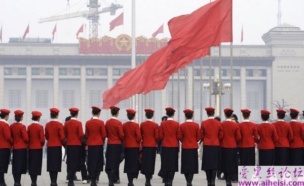 两会会场的美丽礼仪小姐