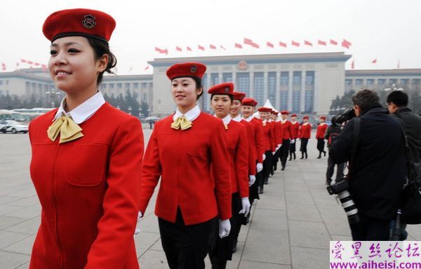两会会场的美丽礼仪小姐