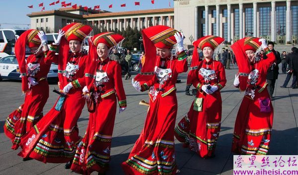 两会会场的美丽礼仪小姐