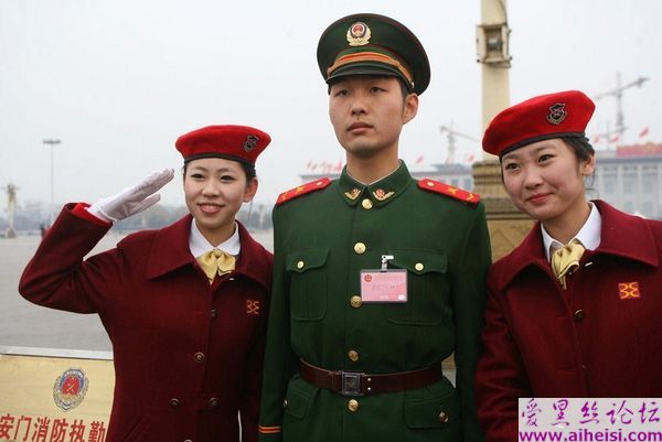 两会会场的美丽礼仪小姐
