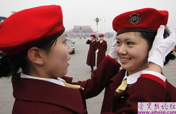 两会会场的美丽礼仪小姐