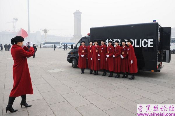 两会会场的美丽礼仪小姐