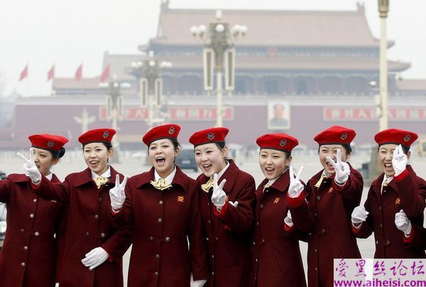 两会会场的美丽礼仪小姐