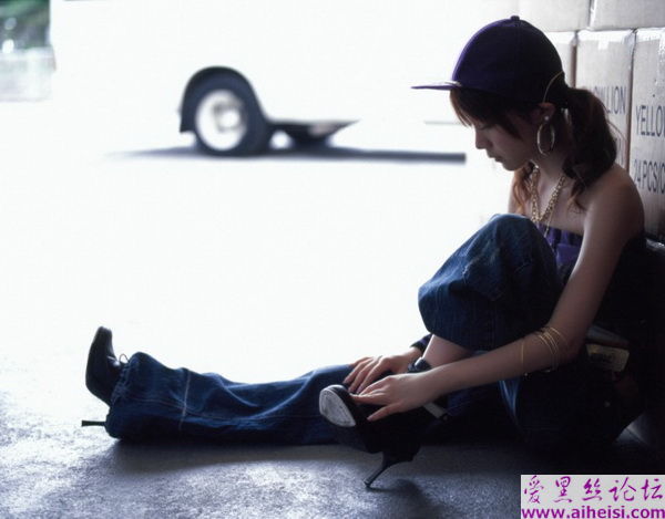 个性十足的酷酷美女