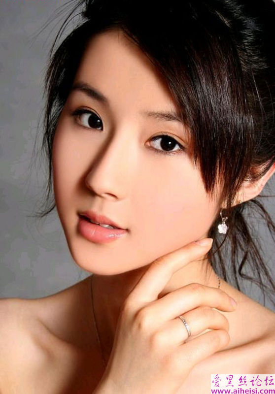 中国传统熏陶出来的文雅姑娘