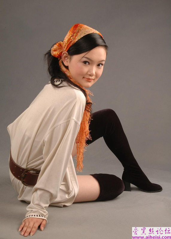 中国民族姑娘的现代装写真图