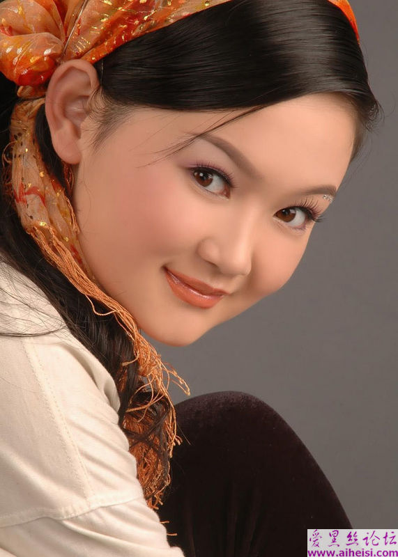 中国民族姑娘的现代装写真图