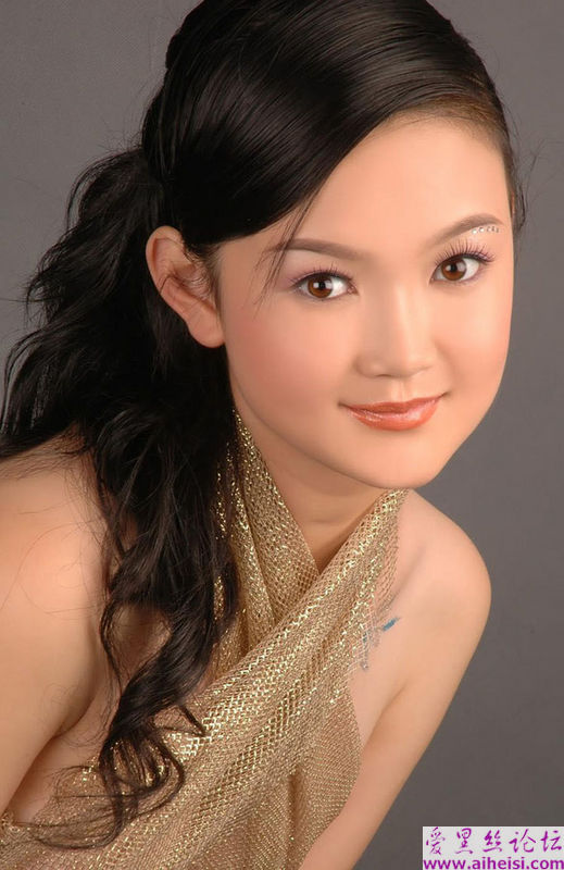 中国民族姑娘的现代装写真图