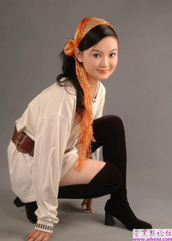 中国民族姑娘的现代装写真图