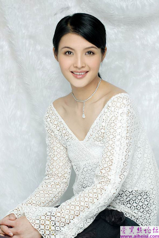 仪态自然大方的深圳女青年图片