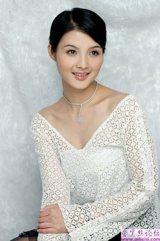 仪态自然大方的深圳女青年图片