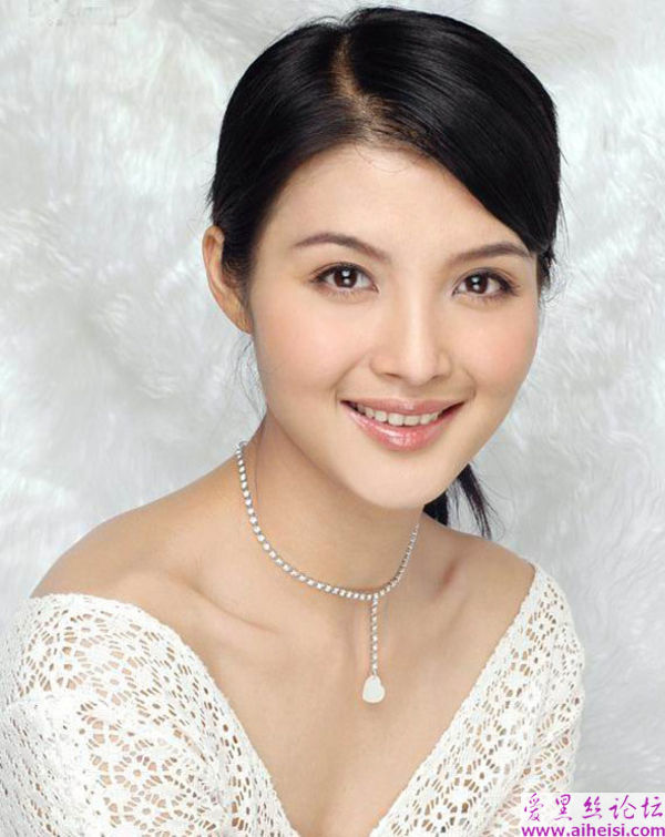 仪态自然大方的深圳女青年图片