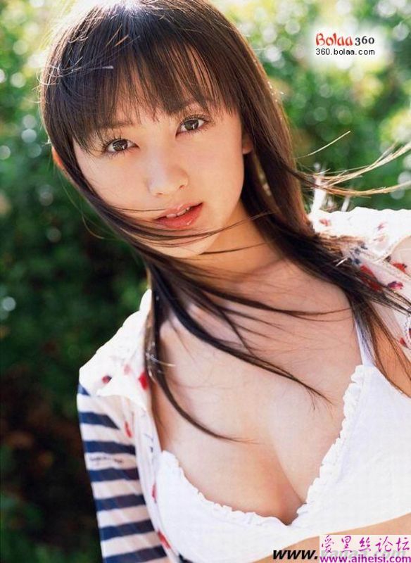 低胸美少女流落荒野