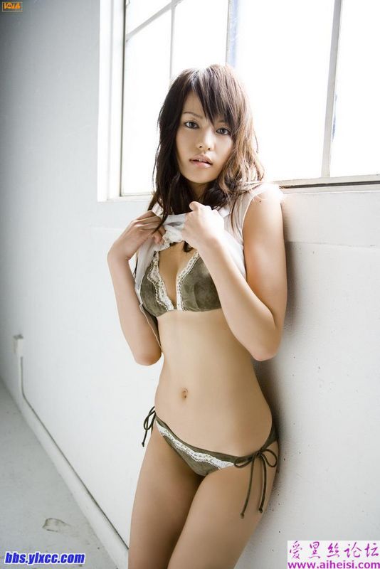 依在墙角的极品美眉