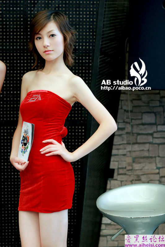 俏丽妖娆展会上的红衣美女