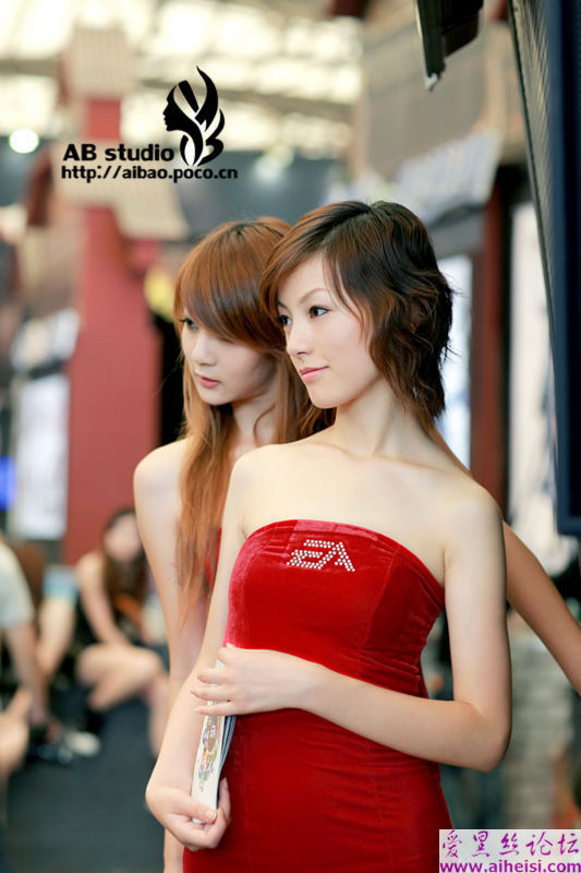 俏丽妖娆展会上的红衣美女