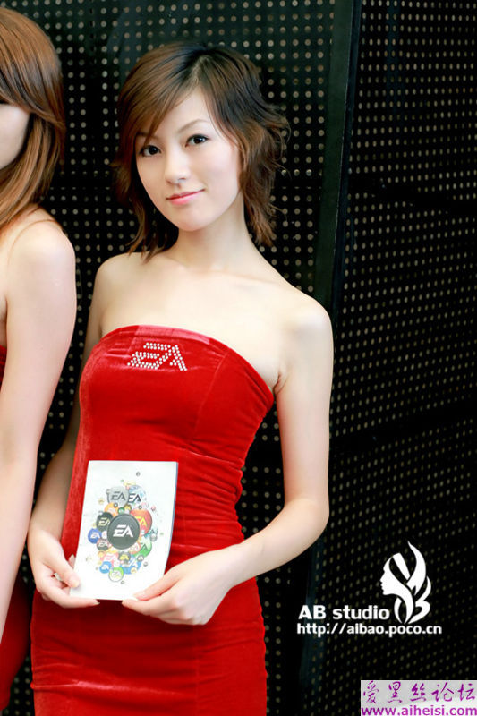 俏丽妖娆展会上的红衣美女