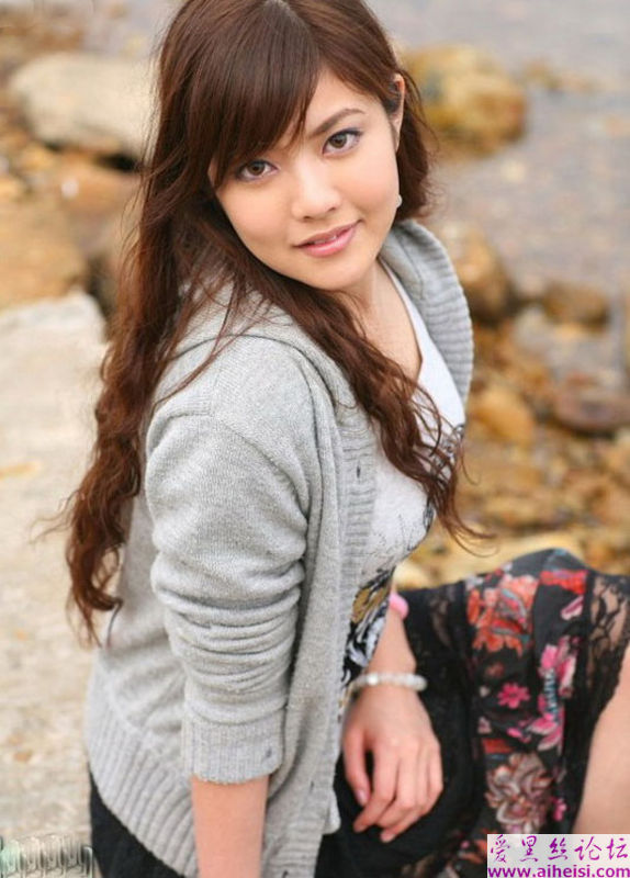 像山间流水一样温柔的美丽姑娘图片