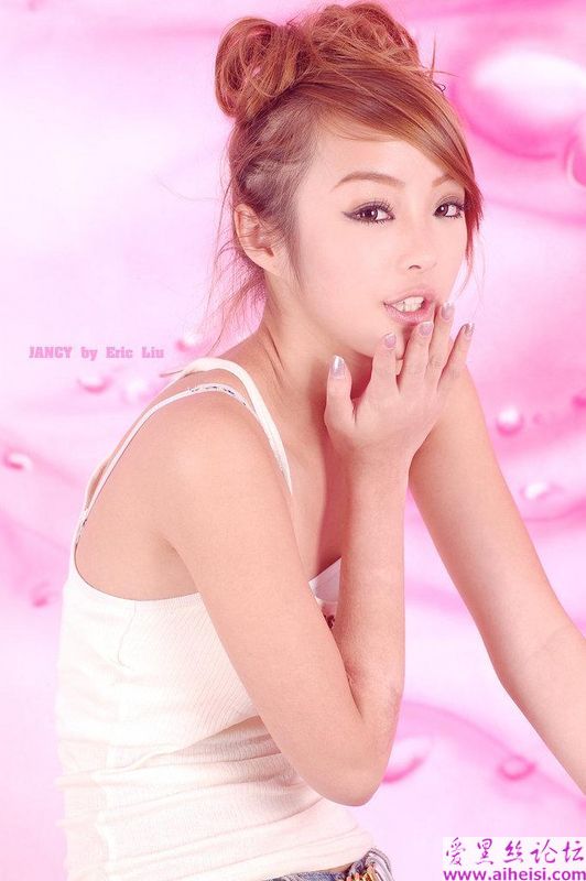 像清水一样可新的美丽姑娘