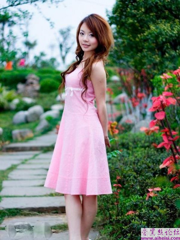 公园角落处的一位美丽女孩