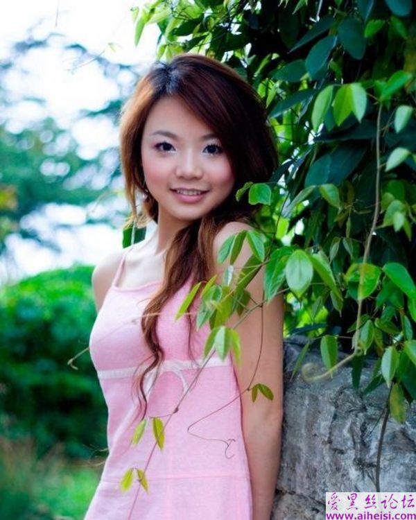公园角落处的一位美丽女孩