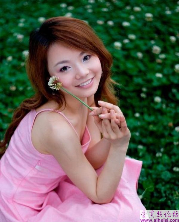 公园角落处的一位美丽女孩