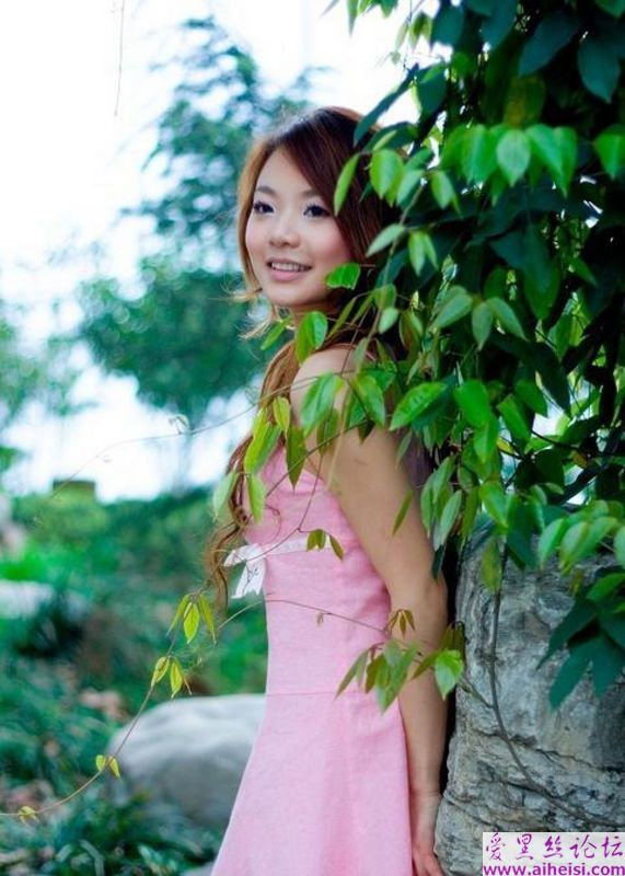 公园角落处的一位美丽女孩