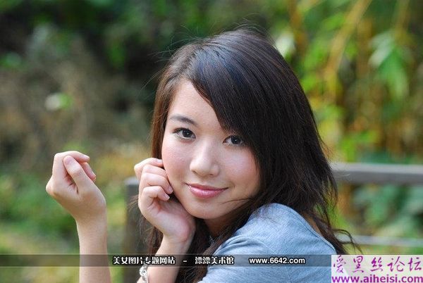 公园里的可爱妹妹