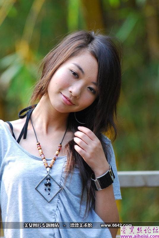 公园里的可爱妹妹