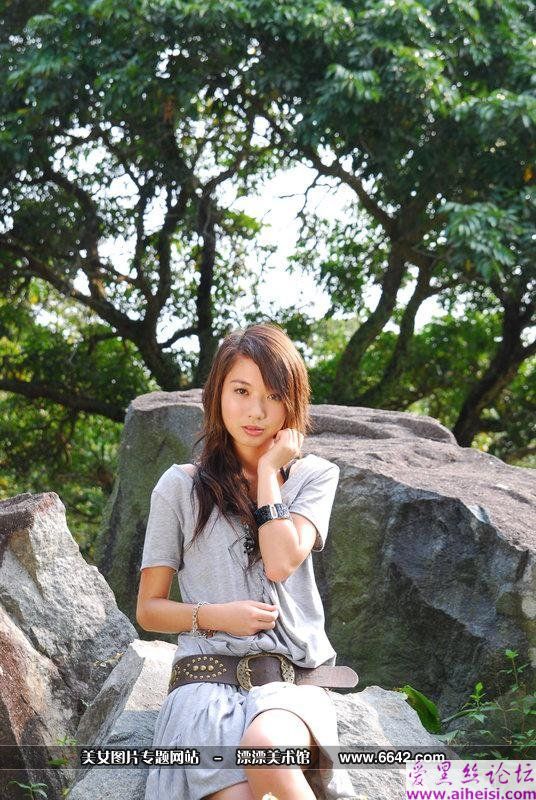 公园里的可爱妹妹