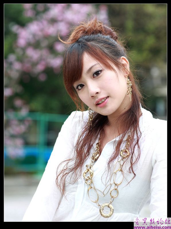 公园里的靓丽女孩